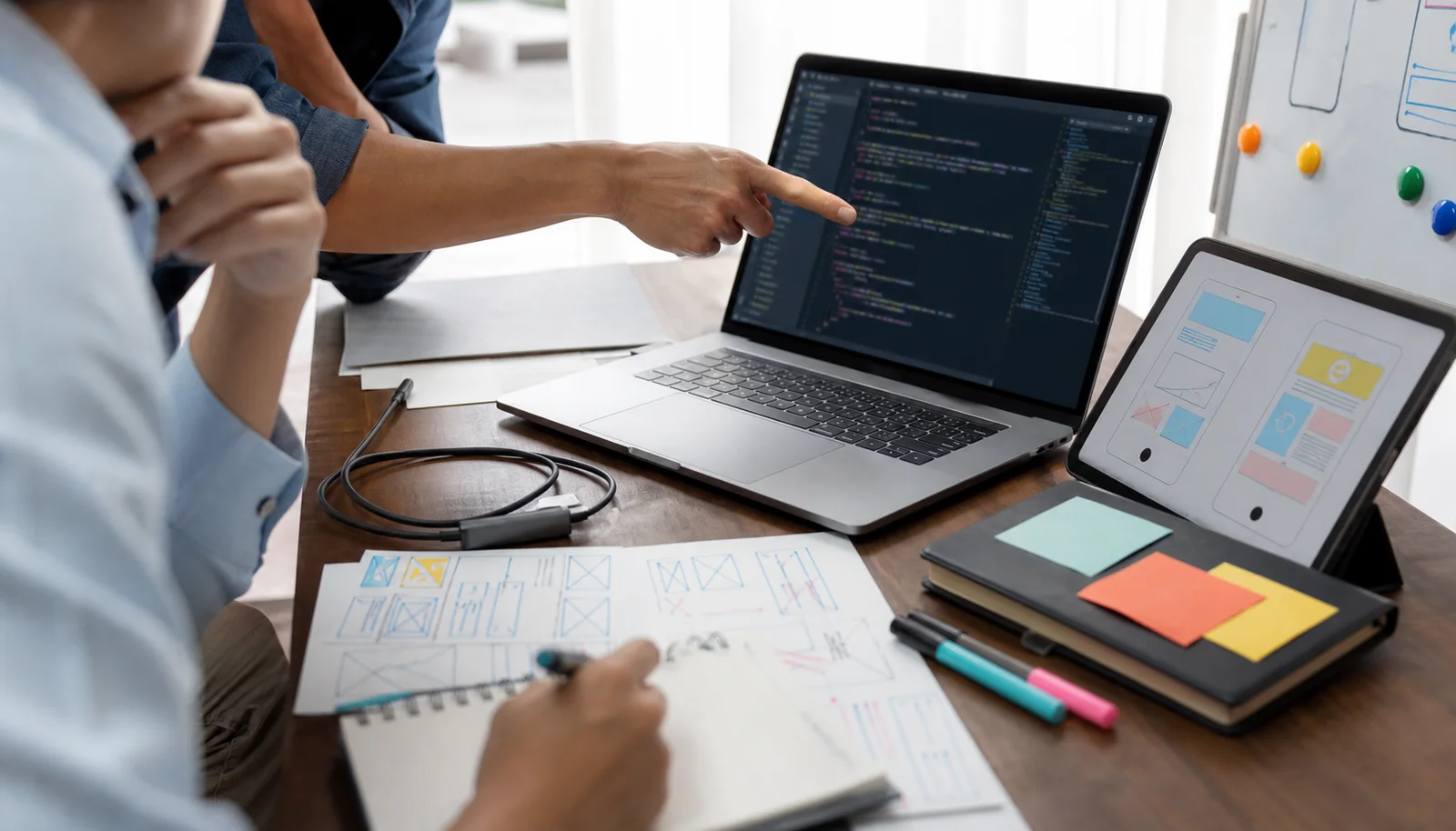JavaScript Full-Stack Kursfoto mit Online-Unterricht und App Wireframes